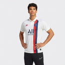 Camiseta hombre Paris Saint-Germain temporada 2019 2020 segunda equipación blanca franja roja y azul retro calidad 1.1 premium Tienda Hincha Futbolero. PSG 2019, PSG 2020, Camiseta PSG blanca, Ropa PSG retro, Camiseta PSG visitante, Calidad 1.1 PSG, Mbappé PSG Jersey, Tienda Hincha Futbolero, PSG Retro Jersey 19/20.