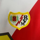 Camiseta oficial del Rayo Vallecano primera equipación temporada 2001 2002 blanca con franja roja retro para hombre de Tienda Hincha Futbolero, Camiseta Rayo Vallecano retro, Rayo 01/02, Ropa Rayo Vallecano vintage, Comprar camiseta Rayo Vallecano, Vallecas, Fútbol español años 2000, Camisetas fútbol retro, Retro Rayo Vallecano 2002, Historia Rayo Vallecano, Colección Rayo, La Liga.