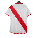 Camiseta oficial del Rayo Vallecano primera equipación temporada 2001 2002 blanca con franja roja retro para hombre de Tienda Hincha Futbolero, Camiseta Rayo Vallecano retro, Rayo 01/02, Ropa Rayo Vallecano vintage, Comprar camiseta Rayo Vallecano, Vallecas, Fútbol español años 2000, Camisetas fútbol retro, Retro Rayo Vallecano 2002, Historia Rayo Vallecano, Colección Rayo, La Liga.