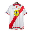 Camiseta oficial del Rayo Vallecano primera equipación temporada 2001 2002 blanca con franja roja retro para hombre de Tienda Hincha Futbolero, Camiseta Rayo Vallecano retro, Rayo 01/02, Ropa Rayo Vallecano vintage, Comprar camiseta Rayo Vallecano, Vallecas, Fútbol español años 2000, Camisetas fútbol retro, Retro Rayo Vallecano 2002, Historia Rayo Vallecano, Colección Rayo, La Liga.
