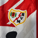 Camiseta hombre Rayo Vallecano temporada 1994 1995 primera equipación blanca franja diagonal roja retro calidad 1.1 premium Tienda Hincha Futbolero. Rayo Vallecano 1994, Rayo Vallecano 1995, Camiseta Rayo retro, Ropa Rayo Vallecano clásica, Camiseta Rayo blanca roja, Calidad 1.1 Rayo, Vallecas Retro, Tienda Hincha Futbolero, Rayo Retro Jersey 94/95.