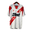 Camiseta hombre Rayo Vallecano temporada 1994 1995 primera equipación blanca franja diagonal roja retro calidad 1.1 premium Tienda Hincha Futbolero. Rayo Vallecano 1994, Rayo Vallecano 1995, Camiseta Rayo retro, Ropa Rayo Vallecano clásica, Camiseta Rayo blanca roja, Calidad 1.1 Rayo, Vallecas Retro, Tienda Hincha Futbolero, Rayo Retro Jersey 94/95.