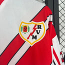 Rayo Vallecano retro, Camiseta Rayo 97/98, Camiseta clásica Rayo Vallecano, Ropa vintage fútbol, Camiseta franja roja, Regalo fútbol hombre Rayo, Camiseta Vallecas retro, Jersey Rayo vintage, Bloke Core kit, Comprar camiseta retro barata, Tienda Hincha Futbolero.