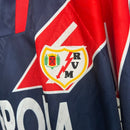 Rayo Vallecano retro, Camiseta Rayo visitante 97/98, Camiseta clásica Rayo Vallecano, Ropa vintage fútbol, Camiseta Rayo segunda equipación, Regalo fútbol hombre Rayo, Camiseta Vallecas vintage, Jersey Rayo 90s, Bloke Core kit, Comprar camiseta retro barata, Tienda Hincha Futbolero.