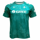 Camiseta oficial edición especial del Real Betis temporada 2025 2026 color verde para hombre de Tienda Hincha Futbolero, Camiseta Real Betis, Real Betis 2025/26, Camiseta Real Betis especial, Ropa oficial Real Betis, Comprar camiseta Betis hombre, Calidad premium bética, Benito Villamarín moda, Real Betis 2026, Ropa deportiva verde.