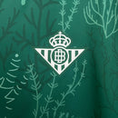 Camiseta oficial edición especial del Real Betis temporada 2025 2026 color verde para hombre de Tienda Hincha Futbolero, Camiseta Real Betis, Real Betis 2025/26, Camiseta Real Betis especial, Ropa oficial Real Betis, Comprar camiseta Betis hombre, Calidad premium bética, Benito Villamarín moda, Real Betis 2026, Ropa deportiva verde.