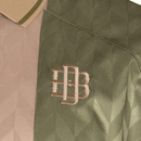 Polo hombre Real Betis edición especial temporada 2025 2026 color marrón tierra oficial fútbol bético elegante vintage casual premium.