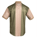 Polo hombre Real Betis edición especial temporada 2025 2026 color marrón tierra oficial fútbol bético elegante vintage casual premium.