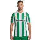 Camiseta hombre Real Betis Balompié estilo retro temporada 2025 2026 oficial blanca y verde franjas clásica técnica transpirable La Liga.