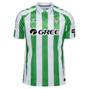 Camiseta hombre Real Betis primera equipación temporada 2024 2025 verde y blanca oficial fútbol bético Benito Villamarín transpirable bordada clásica.