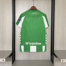 Camiseta hombre Real Betis primera equipación temporada 2025 2026 verde y blanca oficial fútbol bético Benito Villamarín transpirable bordada.