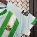 Conjunto infantil segunda equipación Real Betis Balompié camiseta y pantalón verde temporada 2025 2026 calidad 1.1 oficial,Real Betis infantil 2025, Conjunto niño Betis verde, Ropa Real Betis niños, Equipación Betis junior 25/26, Calidad 1.1 infantil, Tienda Hincha Futbolero, Regalo niño Betis fútbol, Camiseta verde Betis niño, Betis Kids Away Kit.