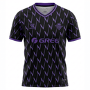 Real Betis 2026, Camiseta Betis pre-juego, Jersey Betis pre-match, Ropa oficial Real Betis, Camiseta negra y púrpura, Camiseta entrenamiento Betis, Regalo fútbol hombre Betis, Estilo Bloke Core, Camiseta bética 25/26, Comprar camiseta barata, Tienda Hincha Futbolero.