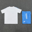 Real Madrid 2026 entrenamiento, Conjunto hombre Real Madrid, Camiseta blanca Real Madrid, Pantalón azul Real Madrid, Ropa oficial Real Madrid, Kit entrenamiento fútbol hombre, Regalo fútbol hombre Real Madrid, Equipación Valdebebas, Comprar conjunto barato, Tienda Hincha Futbolero.