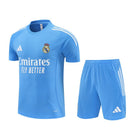 Real Madrid 2026 entrenamiento, Conjunto hombre Real Madrid, Camiseta azul Real Madrid, Pantalón azul Real Madrid, Ropa oficial Real Madrid, Kit entrenamiento fútbol hombre, Regalo fútbol hombre Real Madrid, Equipación Valdebebas, Comprar conjunto barato, Tienda Hincha Futbolero.
