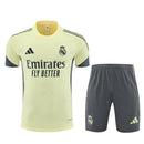 Conjunto hombre Real Madrid entrenamiento temporada 2025 2026 camiseta amarilla y pantalón corto gris calidad 1.1 oficial, Real Madrid 2025, Conjunto entrenamiento Madrid, Real Madrid 25/26 amarillo, Camiseta entrenamiento amarilla Madrid, Ropa barata Real Madrid, Calidad 1.1 Madrid, Moda madridista 2026, Tienda Hincha Futbolero, Hala Madrid, Bloke Core Madrid.