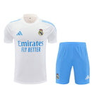 Real Madrid 2026 entrenamiento, Conjunto hombre Real Madrid, Camiseta blanca Real Madrid, Pantalón azul Real Madrid, Ropa oficial Real Madrid, Kit entrenamiento fútbol hombre, Regalo fútbol hombre Real Madrid, Equipación Valdebebas, Comprar conjunto barato, Tienda Hincha Futbolero.