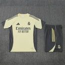 Conjunto hombre Real Madrid entrenamiento temporada 2025 2026 camiseta amarilla y pantalón corto gris calidad 1.1 oficial, Real Madrid 2025, Conjunto entrenamiento Madrid, Real Madrid 25/26 amarillo, Camiseta entrenamiento amarilla Madrid, Ropa barata Real Madrid, Calidad 1.1 Madrid, Moda madridista 2026, Tienda Hincha Futbolero, Hala Madrid, Bloke Core Madrid.