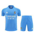 Real Madrid 2026 entrenamiento, Conjunto hombre Real Madrid, Camiseta azul Real Madrid, Pantalón azul Real Madrid, Ropa oficial Real Madrid, Kit entrenamiento fútbol hombre, Regalo fútbol hombre Real Madrid, Equipación Valdebebas, Comprar conjunto barato, Tienda Hincha Futbolero.