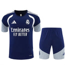 Conjunto hombre Real Madrid temporada 2026 2027 oficial camiseta y pantalón corto azul marino fútbol técnica transpirable entrenamiento galáctico Bernabéu
