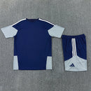 Conjunto hombre Real Madrid temporada 2026 2027 oficial camiseta y pantalón corto azul marino fútbol técnica transpirable entrenamiento galáctico Bernabéu