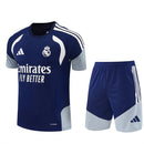 Conjunto hombre Real Madrid temporada 2026 2027 oficial camiseta y pantalón corto azul marino fútbol técnica transpirable entrenamiento galáctico Bernabéu
