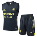 Conjunto hombre entrenamiento Real Madrid temporada 2025 2026 camiseta sin mangas y pantalón corto gris oficial fútbol técnica transpirable.