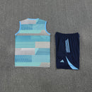 Real Madrid 2026, Conjunto entrenamiento Madrid, Camiseta sin mangas Real Madrid, Short azul marino Madrid, Ropa oficial Real Madrid, Jersey Madrid 25/26 azul, Regalo fútbol hombre Madrid, Kit entrenamiento Valdebebas, Bloke Core fitness, Comprar conjunto barato, Tienda Hincha Futbolero.
