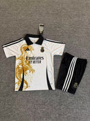 Conjunto infantil Real Madrid edición especial Dragon temporada 2025 2026 camiseta poo blanca pantalón negro diseño exclusivo calidad 1.1 oficial, Real Madrid infantil, Conjunto Dragon Real Madrid, Camiseta niño Real Madrid 2025, Equipación infantil Real Madrid, Ropa fútbol niños barata, Real Madrid Dragon kit, Calidad 1.1 niños, Tienda Hincha Futbolero, Real Madrid Special Edition Kids.