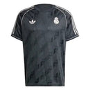 Polo oficial Real Madrid edición especial Lifestyle 2025 2026 color gris oscuro para hombre de Tienda Hincha Futbolero, Polo Real Madrid, Real Madrid Lifestyle, Ropa casual Real Madrid, Real Madrid gris oscuro, Polo oficial Real Madrid 2026, Comprar ropa Madrid online, Calidad premium merengue, Santiago Bernabéu moda, Edición especial Madrid.