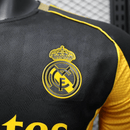 Camiseta hombre Real Madrid temporada 2025 2026 edición especial color negro con detalles en amarillo versión jugador auténtica calidad 1.1 oficial, Real Madrid 2025, Camiseta Madrid especial, Real Madrid 25/26 negra amarilla, Camiseta auténtica Madrid, Ropa barata Real Madrid, Calidad 1.1 Madrid, Moda madridista 2026, Tienda Hincha Futbolero, Hala Madrid, Bloke Core Madrid.