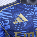 Camiseta hombre Real Madrid temporada 2025 2026 edición especial azul marino con detalles en oro versión jugador auténtica calidad 1.1 oficial, Real Madrid 2025, Camiseta Madrid especial, Real Madrid 25/26 azul oro, Camiseta auténtica Madrid, Ropa barata Real Madrid, Calidad 1.1 Madrid, Moda madridista 2026, Tienda Hincha Futbolero, Hala Madrid, Bloke Core Madrid.
