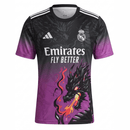 Camiseta hombre Real Madrid edición especial Dragón temporada 2025 2026 negra y púrpura gráficos sublimados calidad 1.1, Real Madrid 2025, Camiseta Madrid Dragón, Real Madrid edición especial 25/26, Camiseta negra púrpura Madrid, Camiseta barata Real Madrid, Calidad 1.1 Madrid, La Liga 2026, Tienda Hincha Futbolero, Hala Madrid, Bloke Core Dragón.