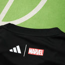 Camiseta del Real Madrid 2025 2026 edición especial Marvel para hombre negra de colección oficial de superhéroes Tienda Hincha Futbolero, Camiseta Real Madrid Marvel 2025, Jersey Real Madrid edición especial negro, Camiseta Real Madrid Vengadores 2026, Camiseta del Real Madrid original hombre, Comprar camiseta de colección Real Madrid, Calidad premium Real Madrid Marvel, Camiseta fútbol superhéroes, Ropa urbana blockecore, Jersey de colección madridista.