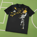 Camiseta del Real Madrid 2025 2026 edición especial Marvel para hombre negra de colección oficial de superhéroes Tienda Hincha Futbolero, Camiseta Real Madrid Marvel 2025, Jersey Real Madrid edición especial negro, Camiseta Real Madrid Vengadores 2026, Camiseta del Real Madrid original hombre, Comprar camiseta de colección Real Madrid, Calidad premium Real Madrid Marvel, Camiseta fútbol superhéroes, Ropa urbana blockecore, Jersey de colección madridista.