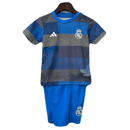 Conjunto de entrenamiento infantil Real Madrid camiseta azul y gris con pantalón azul temporada 2025 2026 calidad 1.1 oficial, Real Madrid entrenamiento infantil, Conjunto niño Madrid azul gris, Ropa entrenamiento Real Madrid niños, Equipación práctica Madrid junior 25/26, Calidad 1.1 infantil, Tienda Hincha Futbolero, Regalo niño Madrid fútbol, Camiseta entrenamiento azul niño, Madrid Kids Training Kit.