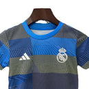 Conjunto de entrenamiento infantil Real Madrid camiseta azul y gris con pantalón azul temporada 2025 2026 calidad 1.1 oficial, Real Madrid entrenamiento infantil, Conjunto niño Madrid azul gris, Ropa entrenamiento Real Madrid niños, Equipación práctica Madrid junior 25/26, Calidad 1.1 infantil, Tienda Hincha Futbolero, Regalo niño Madrid fútbol, Camiseta entrenamiento azul niño, Madrid Kids Training Kit.