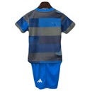 Conjunto de entrenamiento infantil Real Madrid camiseta azul y gris con pantalón azul temporada 2025 2026 calidad 1.1 oficial, Real Madrid entrenamiento infantil, Conjunto niño Madrid azul gris, Ropa entrenamiento Real Madrid niños, Equipación práctica Madrid junior 25/26, Calidad 1.1 infantil, Tienda Hincha Futbolero, Regalo niño Madrid fútbol, Camiseta entrenamiento azul niño, Madrid Kids Training Kit.