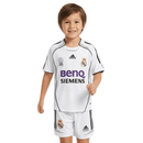 Conjunto infantil retro Real Madrid 2006 2007 primera equipación camiseta y pantalón blanco calidad 1.1 oficial, Real Madrid infantil retro, Conjunto niño Madrid 2006, Ropa Real Madrid niños retro, Equipación Madrid junior 06/07, Calidad 1.1 infantil, Tienda Hincha Futbolero, Regalo niño Real Madrid fútbol, Camiseta blanca Madrid niño retro, Madrid Kids Retro Kit.