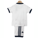 Conjunto infantil retro Real Madrid 2012 2013 primera equipación blanca con detalles azul marino calidad 1.1 premium época Cristiano Ronaldo 110 aniversario oficial, Real Madrid infantil retro, Conjunto niño Madrid 2012 blanco, Ropa Real Madrid niños retro, Equipación Madrid junior 12/13, Calidad 1.1 infantil, Tienda Hincha Futbolero, Regalo niño Real Madrid fútbol, Camiseta blanca Madrid niño retro, Madrid Kids Retro 2012.