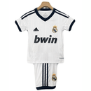 Conjunto infantil retro Real Madrid 2012 2013 primera equipación blanca con detalles azul marino calidad 1.1 premium época Cristiano Ronaldo 110 aniversario oficial, Real Madrid infantil retro, Conjunto niño Madrid 2012 blanco, Ropa Real Madrid niños retro, Equipación Madrid junior 12/13, Calidad 1.1 infantil, Tienda Hincha Futbolero, Regalo niño Real Madrid fútbol, Camiseta blanca Madrid niño retro, Madrid Kids Retro 2012.