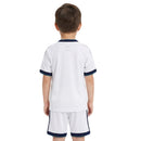 Conjunto infantil retro Real Madrid 2012 2013 primera equipación blanca con detalles azul marino calidad 1.1 premium época Cristiano Ronaldo 110 aniversario oficial, Real Madrid infantil retro, Conjunto niño Madrid 2012 blanco, Ropa Real Madrid niños retro, Equipación Madrid junior 12/13, Calidad 1.1 infantil, Tienda Hincha Futbolero, Regalo niño Real Madrid fútbol, Camiseta blanca Madrid niño retro, Madrid Kids Retro 2012.