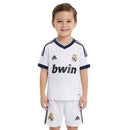 Conjunto infantil retro Real Madrid 2012 2013 primera equipación blanca con detalles azul marino calidad 1.1 premium época Cristiano Ronaldo 110 aniversario oficial, Real Madrid infantil retro, Conjunto niño Madrid 2012 blanco, Ropa Real Madrid niños retro, Equipación Madrid junior 12/13, Calidad 1.1 infantil, Tienda Hincha Futbolero, Regalo niño Real Madrid fútbol, Camiseta blanca Madrid niño retro, Madrid Kids Retro 2012.