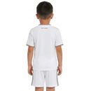 Conjunto infantil retro Real Madrid 2013 2014 primera equipación blanca calidad 1.1 premium época Cristiano Ronaldo la décima Champions oficial, Real Madrid infantil retro, Conjunto niño Madrid 2014 blanco, Ropa Real Madrid niños retro, Equipación Madrid junior 13/14, Calidad 1.1 infantil, Tienda Hincha Futbolero, Regalo niño Real Madrid fútbol, Camiseta blanca Madrid niño retro, Madrid Kids Retro 2013.