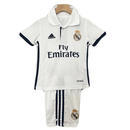 Conjunto infantil retro Real Madrid 2016 2017 primera equipación blanca con detalles morados calidad 1.1 premium época Cristiano Ronaldo la duodécima Champions oficial, Real Madrid infantil retro, Conjunto niño Madrid 2017 blanco, Ropa Real Madrid niños retro, Equipación Madrid junior 16/17, Calidad 1.1 infantil, Tienda Hincha Futbolero, Regalo niño Real Madrid fútbol, Camiseta blanca y morada Madrid niño retro, Madrid Kids Retro 2016.