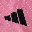 Camiseta de portero del Real Madrid 2025 2026 rosa para hombre jersey oficial de guardameta merengue de colección premium Tienda Hincha Futbolero, Camiseta Real Madrid portero 2025, Jersey Real Madrid guardameta rosa, Camiseta de portero del Real Madrid 2026, Camiseta del Real Madrid original hombre, Comprar equipación de portero Real Madrid, Calidad premium Real Madrid rosa, Camiseta fútbol guardameta, Ropa urbana blockecore, Jersey de colección madridista.