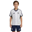 Real Madrid 2026 infantil, Conjunto Real Madrid niño, Equipación infantil Madrid, Ropa oficial Real Madrid niños, Kit fútbol infantil barato, Regalo fútbol niño Madrid, Camiseta blanca Madrid infantil, Jersey Madrid 25/26 kids, Madridista lifestyle kit, Comprar conjunto barato, Tienda Hincha Futbolero.