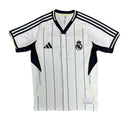 Camiseta hombre Real Madrid edición especial US Pack temporada 2025 2026 estilo béisbol blanca calidad 1.1 oficial, Real Madrid 2026, Real Madrid US Pack, Camiseta béisbol Real Madrid, Real Madrid Baseball Jersey, Ropa exclusiva Real Madrid, Calidad 1.1 Galáctico, Tienda Hincha Futbolero, Hala Madrid, Streetwear fútbol, Bloke Core Madrid.