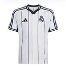 Camiseta hombre Real Madrid edición especial US Pack temporada 2025 2026 estilo béisbol blanca calidad 1.1 oficial, Real Madrid 2026, Real Madrid US Pack, Camiseta béisbol Real Madrid, Real Madrid Baseball Jersey, Ropa exclusiva Real Madrid, Calidad 1.1 Galáctico, Tienda Hincha Futbolero, Hala Madrid, Streetwear fútbol, Bloke Core Madrid.