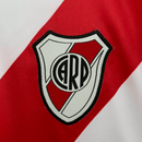 Camiseta hombre retro River Plate primera equipación blanca con banda roja temporada 2006 2007 calidad 1.1 oficial, River Plate retro 2006, Camiseta River 2007, Camiseta antigua River Plate, Jersey River vintage 06/07, Calidad 1.1 River, Tienda Hincha Futbolero, Fútbol Argentino clásico, Bloke Core River, Regalo fútbol hombre River, Camiseta River banda roja retro.